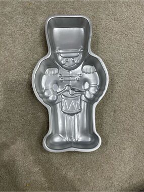 Vintage Wilton aluminum toy soldier/drummer boy cake pan